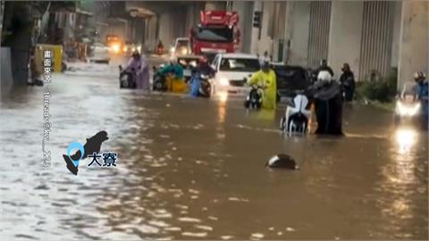 清晨豪雨狂炸！高雄市區慘淹　台88積水「水深直逼車門」