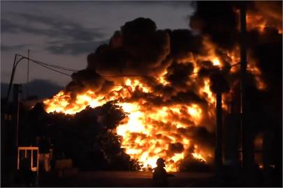 快新聞／日本北九州1工廠晚間發生大火　灌救2個多小時火勢仍猛烈
