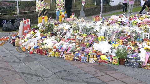 大量鮮花.祭品"湧入三峽車禍現場　　區長籲：以卡片傳遞祝福
