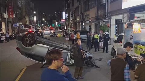 快新聞／又是毒駕！高雄苓雅「小客車自撞路邊」多車遭殃　警逮57歲男送辦