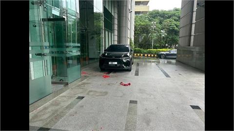 快新聞／交通部大門口遭放鞭炮！　女子到案稱不滿政府「這件事」