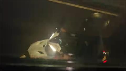 關渡橋狂風吹！公車「幫擋側風」護機車騎士被讚爆