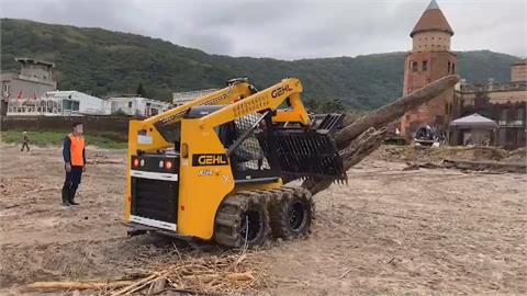 新北致力環保永續　出動挖土機搬離廢棄木材