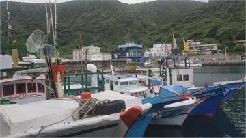 抗議啦！綠島漁船圍佔碼頭 客輪不給載魚貨　漁民不滿