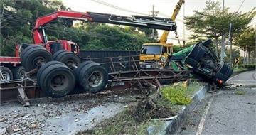 台1線清晨貨櫃車翻覆甩飛橫躺車道　驚悚畫面曝光
