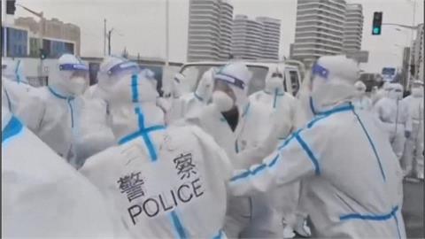 警察拉人出去打！上海社區拒當隔離區爆衝突