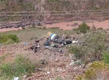 快新聞／驚！玻利維亞公車墜「800公尺深谷」　至少30人身亡、15人受傷