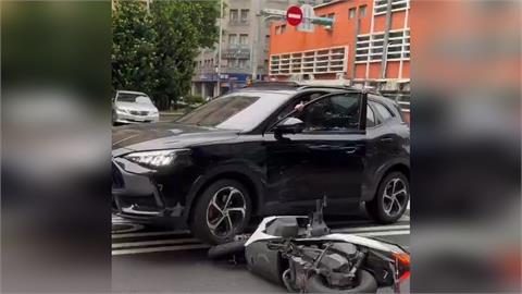 基隆市府前離譜車禍！休旅車逆向撞倒雙載機車　向前滑行再撞路停轎車