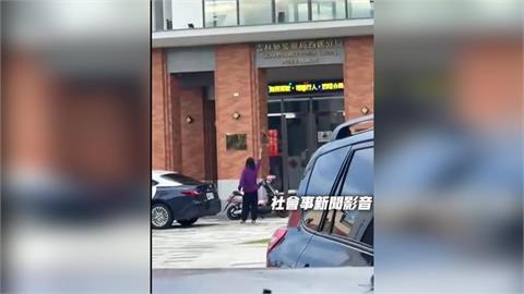 紫衣婦西螺分局前揮旗轉圈　網問：阿姨也來"尬電"？