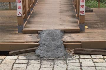 景觀木橋禁機車 騎士不想繞道竟私鋪水泥