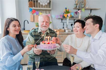 為何生日要「點蠟燭」？專家揭祕：吹熄蠟燭象徵挑戰與「願望實現」