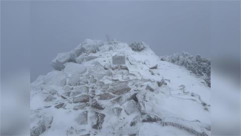 玉山下雪了！冷氣團發威　今晨最低溫新竹關西５．４度