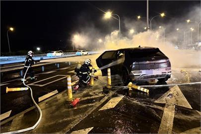 快新聞／國1重大車禍！5人座電動車自撞起火2死6重傷　醫院搶救中