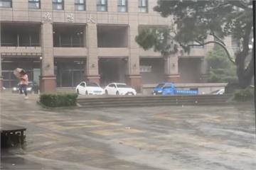 文化大學遭遇「11級強風+暴雨」　校方宣布3點後停課、明天遠距