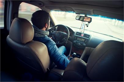 車主不讓坐副駕她嘆「不懂乘車禮儀」　全網不挺：開車的說得算！