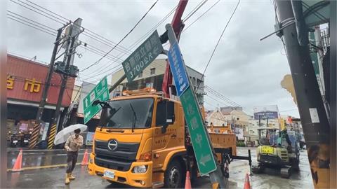 台南疑自來水管破裂釀路基坍塌　泥水湧入周邊住戶、逾６千戶停水
