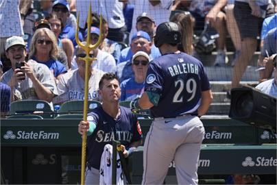 MLB(影)／勞雷單場雙響砲破55年紀錄！超越傳奇球星班奇　最猛強打捕手
