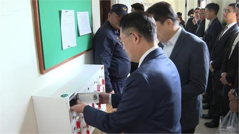 黃國昌30秒「偷」機密？1.25兆國防條例專報成焦點