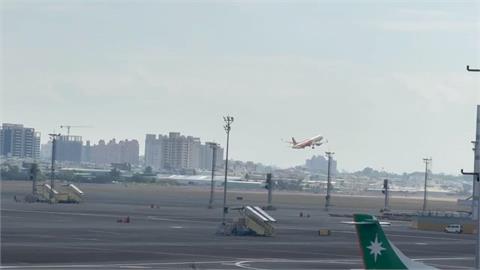 機艙玻璃遭異物砸中現裂痕　越捷航空70旅客滯留高雄　今上午離台