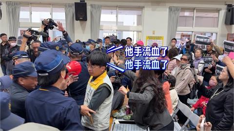 名間焚化爐二階環評會　民眾咬警、捶到手流血爆激烈衝突