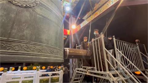 高雄元亨寺除夕敲鐘"108響"迎馬年 雲林明聖宮發12萬紅包