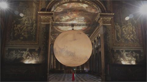 「火星」降臨倫敦！　巨大星球結合NANS影像還原荒漠氣息