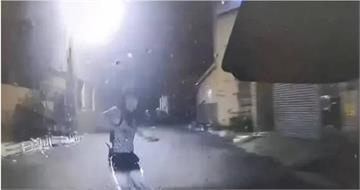 起口角結怨！火爆男駕車「撞飛女鄰居」見人爬起竟再倒車狠撞