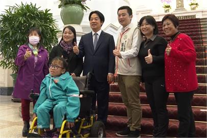 快新聞／賴清德與萬里學弟妹相見歡　合影擊掌樣樣來！學生幽默稱「我手不洗了」