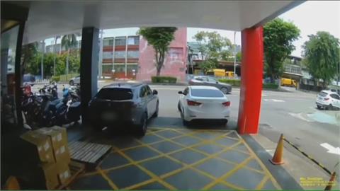 太傻眼！他車停得來速車道出口　「下車進店點餐」　網怒轟自私