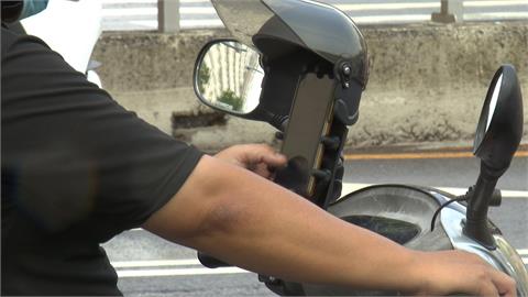 騎士看手機騎車遭檢舉「不成立」　　警方：沒撥動手機！不罰