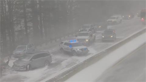 美國暴風雪釀重大連環車禍　上百輛車撞成一團