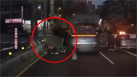 這款父親！疑受不了孩哭鬧路中丟包　女童赤腳沿路跑...警方、社會局追查