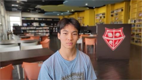 「台灣之光」此車手非彼車手！　17歲車手周雋庭杜拜賽車勇奪冠軍
