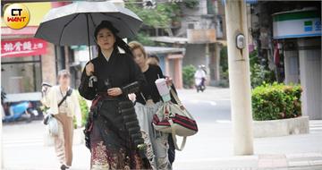娛樂報報／韓瑜一身盔甲扮武將　頂烈日揮刀汗如雨下