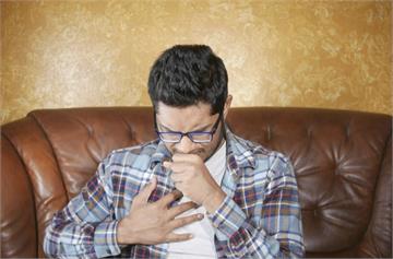 男呼吸困難數月誤認年紀大 血氧雖正常卻已「菜瓜布肺」!
