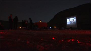 埃及特殊商機 沙漠中看電影伴月光超浪漫