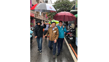 快新聞／大雨打不退守護民主決心 陳其邁：選對總統就會幫人民撐傘！
