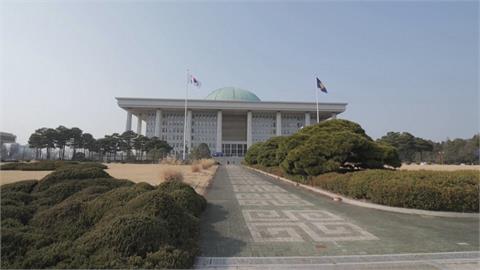 尹錫悅政治死路？　南韓74.8%民眾支持彈劾、下台　執政黨表態支持彈劾