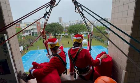 超應景！台東大學師生扮耶老　「溜繩索」從天而降送禮物