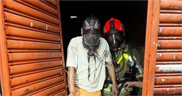 屏東透天厝突竄火舌 夫妻困頂樓「死裡逃生」消防6分鐘撲滅火勢