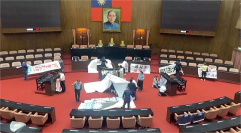 快新聞／黃國昌踩民進黨海報「咆哮」　網猛揪一細節：不敢罵王義川