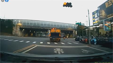 垃圾車耍特權？紅燈加速右轉