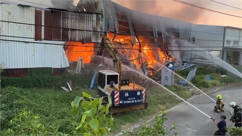 最新／高雄岡山工廠大火！濃煙狂竄「3行政區空品受影響」　陳其邁發聲了