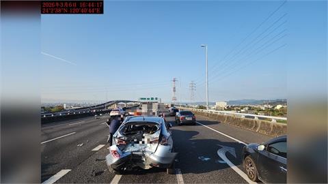 貨物噴滿地！國3小貨車追撞後「側翻」釀6傷　5車連環撞畫面曝