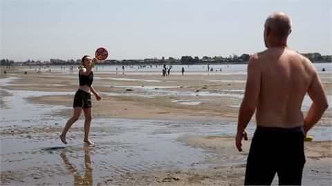 赤腳踩高溫47度沙地隔網激戰　2023沙灘網球賽大考驗