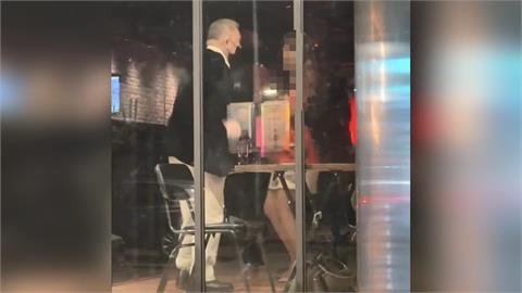 快新聞／沈慶京與女子共舞掀議論！本人親上火線回應：為了復健