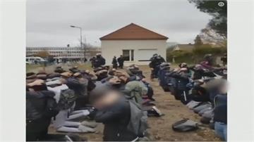 法國學生示威被警集體罰跪泥地 影片引公憤