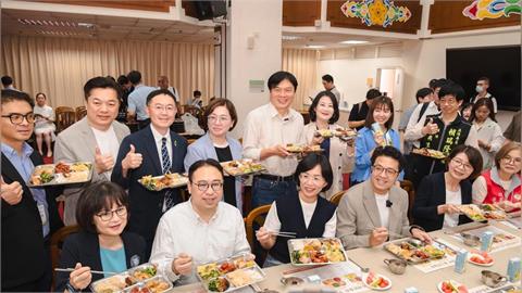 快新聞／免費不是天花板！蘇巧慧揪綠營參選人「開箱營養午餐」：挺學生吃好