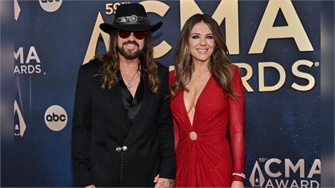 地表最強美魔女！60歲「英國陳美鳳」辣穿比基尼慶新年震撼娛樂圈