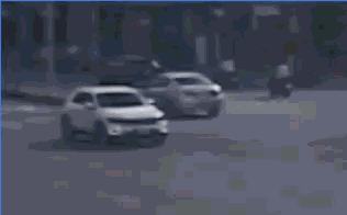 快新聞／台中轎車自撞分隔島「四輪朝天」　驚險畫面曝